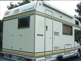 Смотреть Дом на колесах подобрал мамку попутчицу