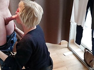 Смотреть Сексуальная мать сосет в примерочной