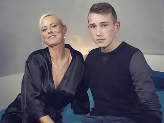 Смотреть Мамка учит сына сексу и разрешает кончать на киску