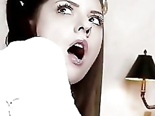 Смотреть Молоденькая киска в красивой юбке