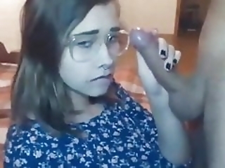 Смотреть Красивая девушка делает минет перед вебкой