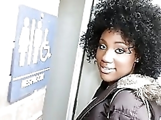 Смотреть Негритянка согрешила с былым парнем