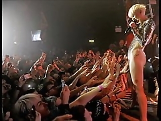 Смотреть Известная соска дала потрогать за пилотку на сцене