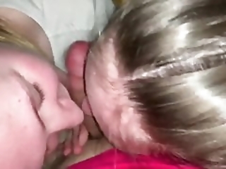 Смотреть Девчата решили отблагодарить парня за помощь