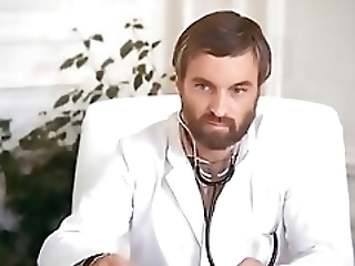 Смотреть Врач любит трахаться с горячими пациентками