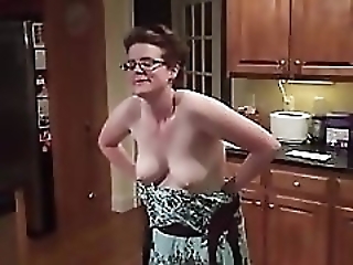 Смотреть Сделал из своей работницы отменную игрушку для секса