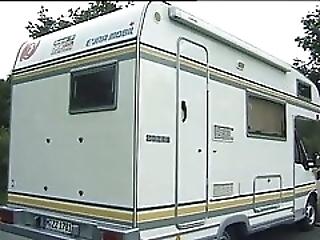 Смотреть Модельная красотка дает попутчикам