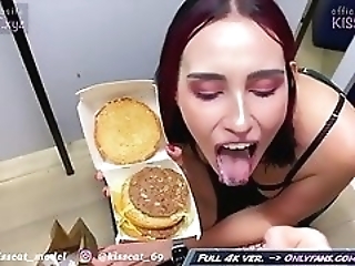 Смотреть Стройная брюнетка сосет и дает в магазине