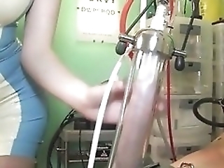 Смотреть Дрочит пациенту и принимает сперму во флакон