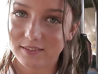 Смотреть Русская девушка дала азиату в травмае