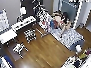 Смотреть Милая сучка классно натирает пилотку