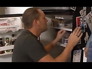 Смотреть Пацан трахнул маму в рот на кухне