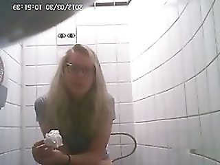 Смотреть Похотливый тип поставил скрытую камеру в женском сортире