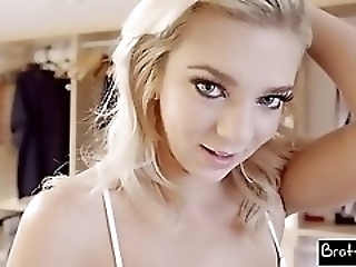 Смотреть Сестренка с классным хером присела на мой пенис и стала скакать