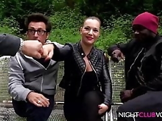 Смотреть Муж смотрит как его жену дерет негр в автомобиле