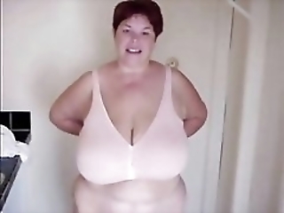 Смотреть Грудастая цыпочка любит трахаться