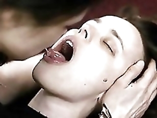 Смотреть Подруги поссорились, и вскоре померились сексом