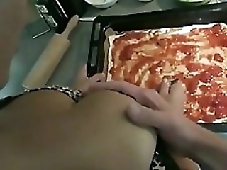 Смотреть Не дал красотке приготовить ужин и вдул