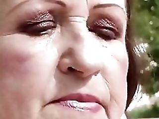 Смотреть Смазливые студенты ублажают старушек