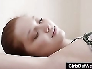 Смотреть Приятная лесби любит лизать киски