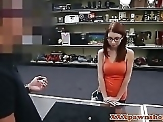 Смотреть Прикольная телочка шалит в магазине