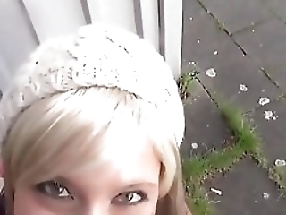 Смотреть Уговорил блондинку пососать пенис