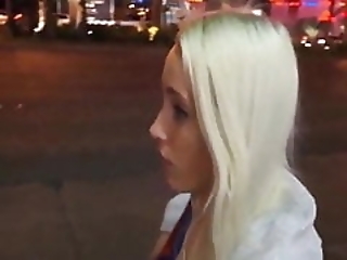 Смотреть Ради хороших денег блондинка согласилась на секс с незнакомцем